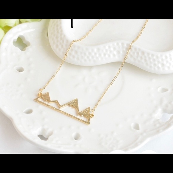 Jewelry - Mountain top necklace in gold